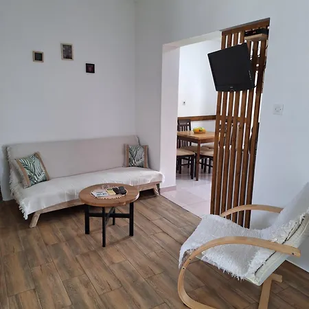 Apartment Dora *